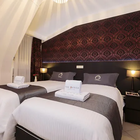 The Queen Luxury - Gemma Daire *